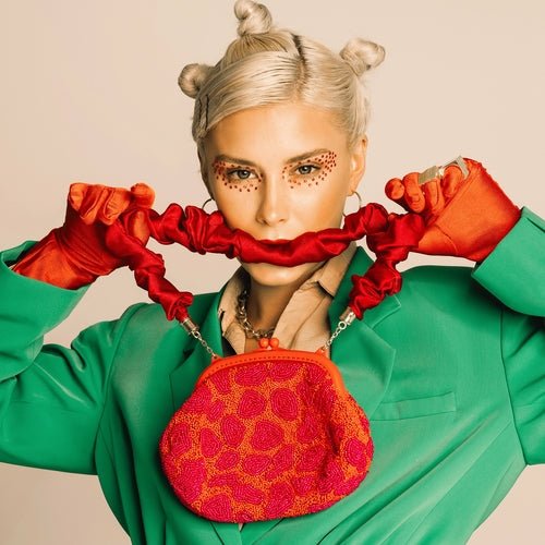 ARNOLDI JEAN Hand - beaded Clutch, in Red & Pink - QIVERA VERAARNOLDI JEAN Hand - beaded Clutch, in Red & PinkQIVERA VERAéco - responsable