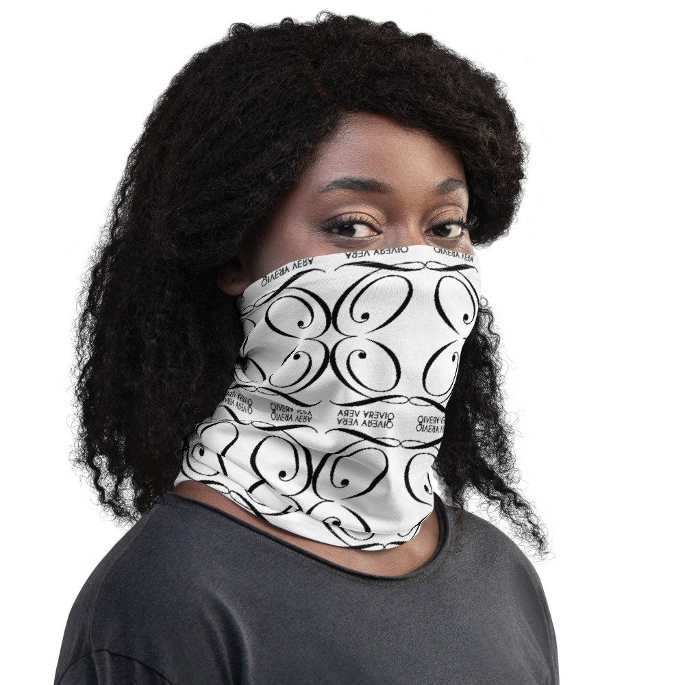 QIVERA VERA - Cache cou pour femmes avec motifs noirs - QIVERA VERAQIVERA VERA - Cache cou pour femmes avec motifs noirsQIVERA VERAéco - responsable